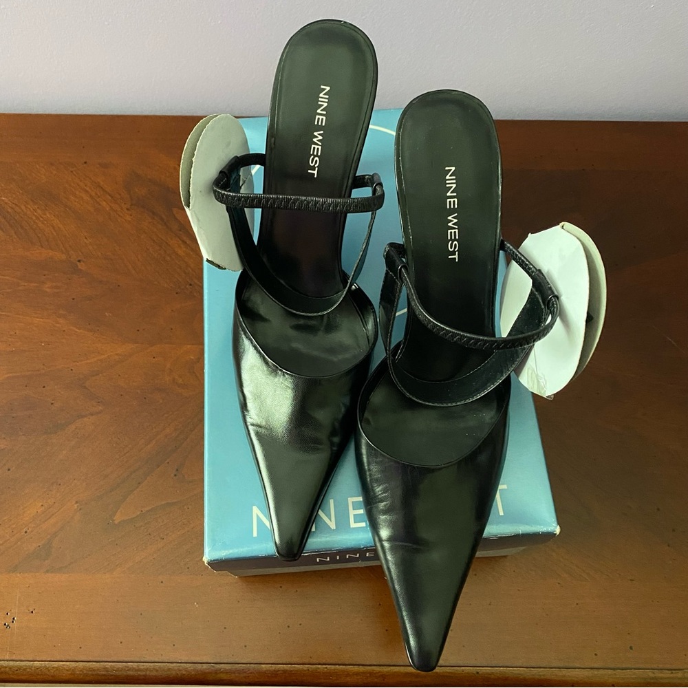 Nine West Pointed Ankle Strap Heel w/ Flower Accent NWOT